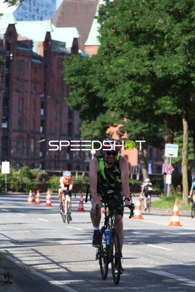 Triathlet auf der Radstrecke am Jungfernstieg in Hamburg