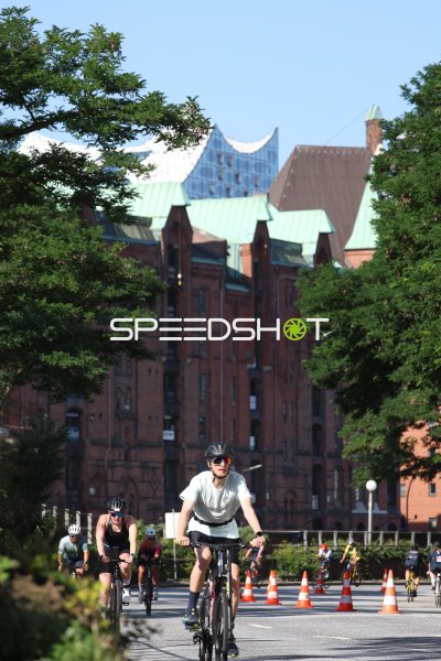 Radrennfahrer beim Triathlon am Jungfernstieg in Hamburg