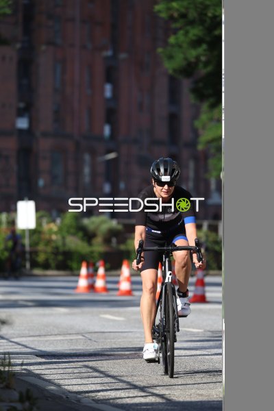 Triathletin in der Radstrecke am Jungfernstieg