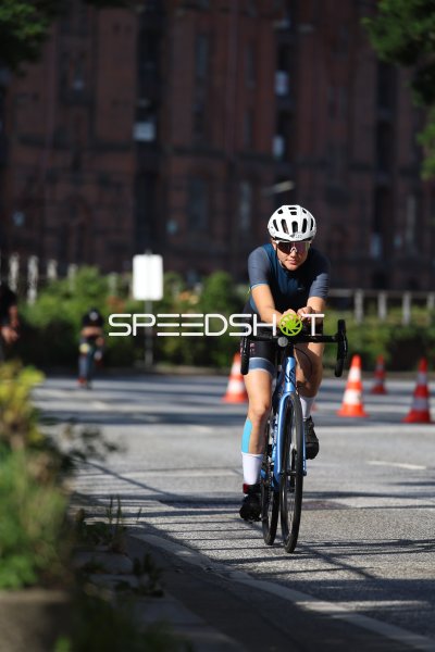 Triathletin in der Radstrecke am Jungfernstieg
