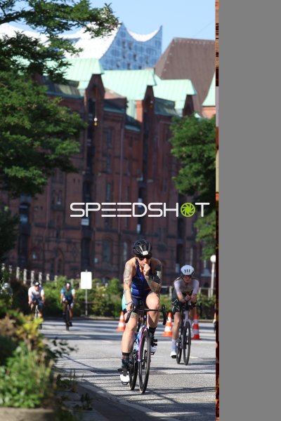 Triathletin in der Radstrecke am Jungfernstieg