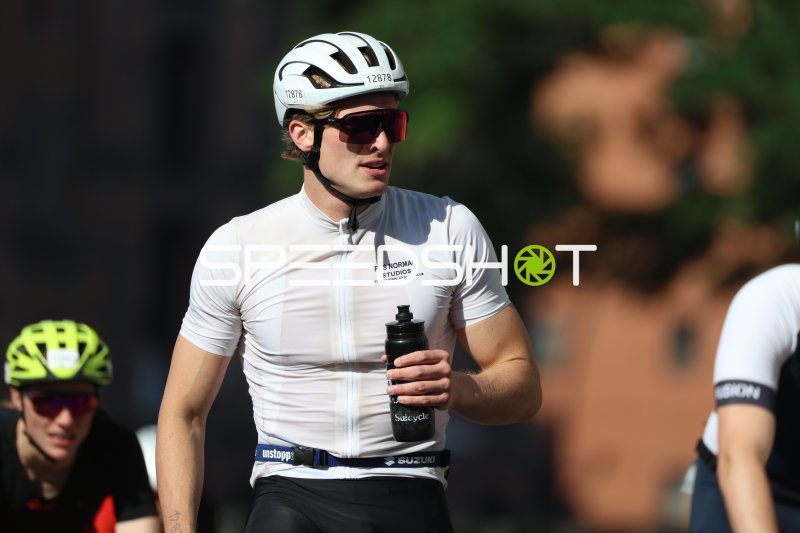 Radfahrer bei Triathlon-Wettkampf an der Binnenalster