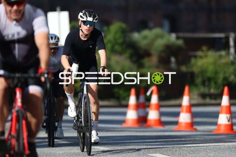 Triathlet auf der Radstrecke am Jungfernstieg