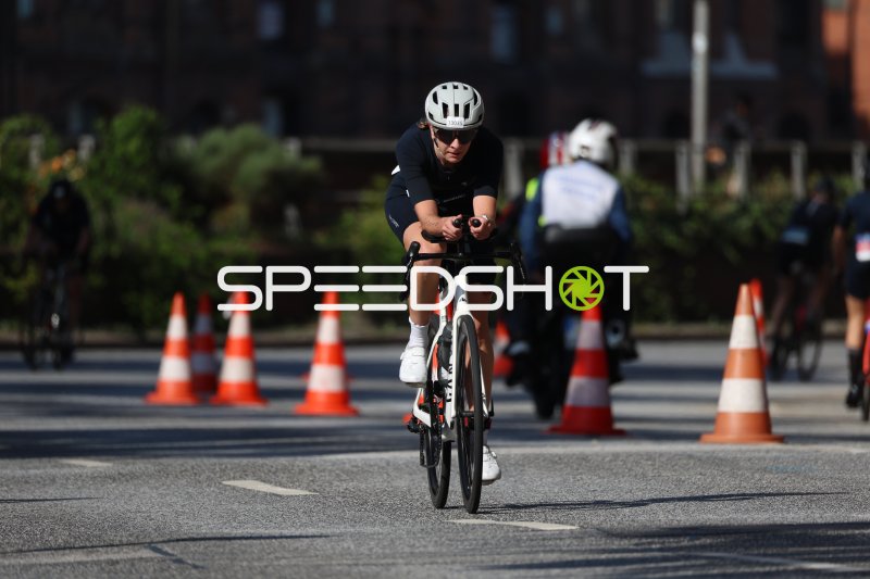 Triathlet in der Radstrecke am Jungfernstieg Hamburg