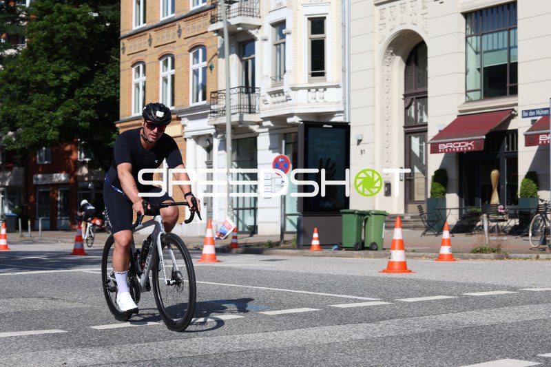 Triathlet in der Radstrecke am Jungfernstieg