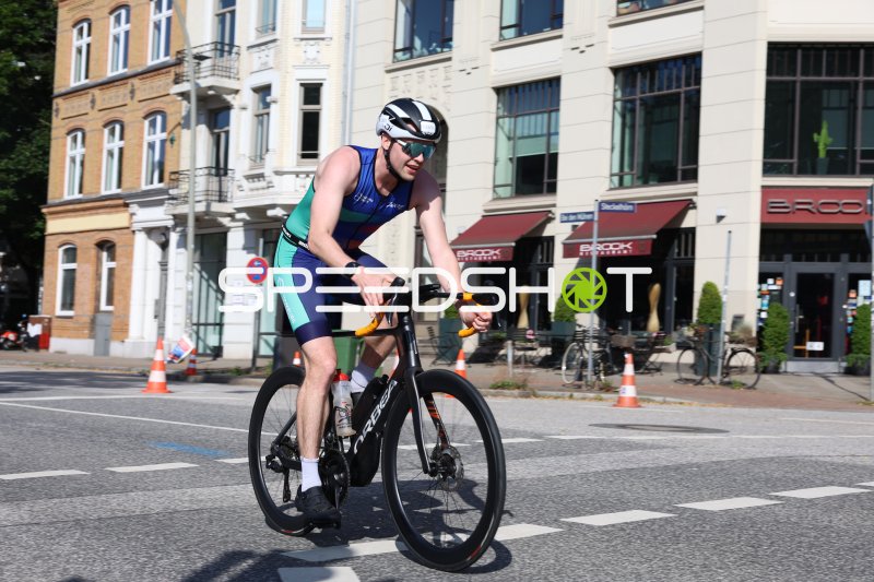 Triathlet auf der Radstrecke am Jungfernstieg in Hamburg