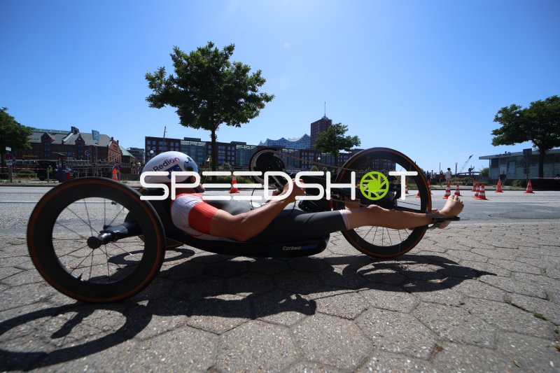 Handbike-Fahrer vor der Elphi in Hamburg