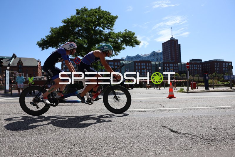Tandem-Duo beim Triathlon am Jungfernstieg in Hamburg