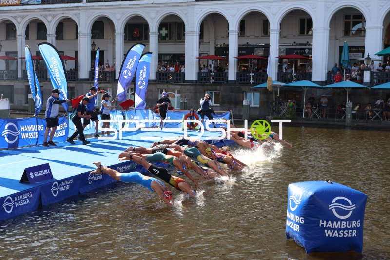 Massenstart beim Triathlon an der Binnenalster in Hamburg
