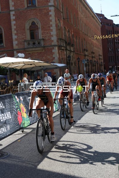 Radrennfahrerinnen beim Triathlon am Jungfernstieg in Hamburg