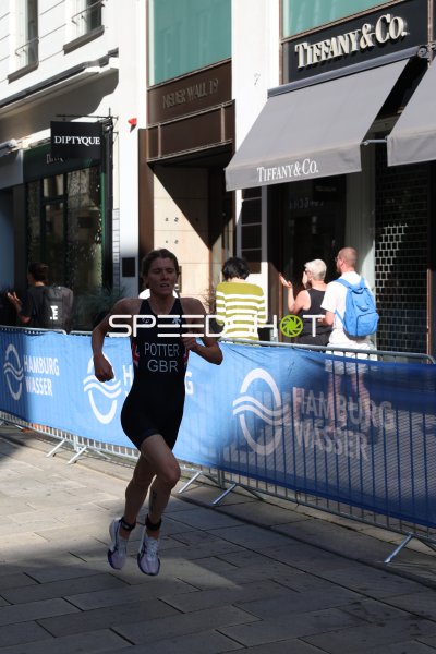 Triathletin im Laufsegment am Jungfernstieg Hamburg