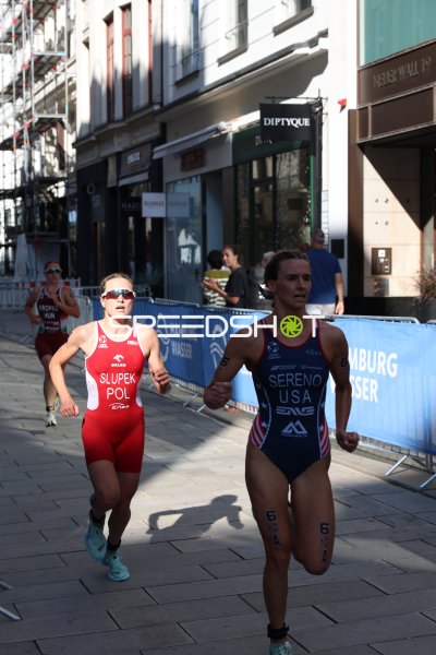 Startnummer 20 führt beim Triathlon am Jungfernstieg in Hamburg