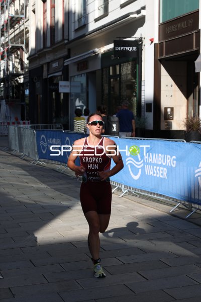 Triathletin ein Athlet beim Laufsegment am Jungfernstieg