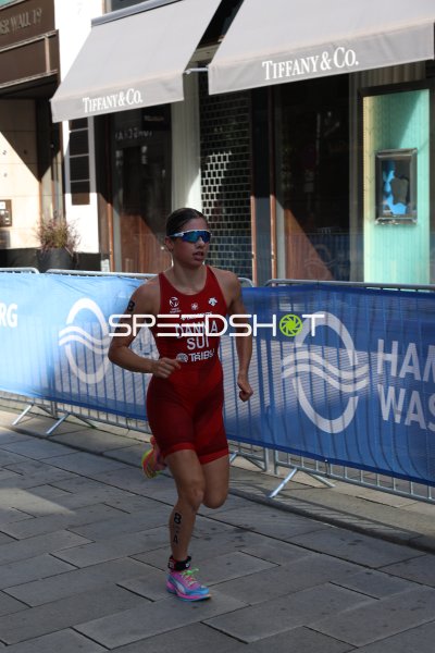 Triathletin im Laufsegment am Jungfernstieg