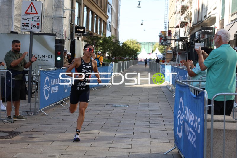 Triathlet auf der Laufstrecke am Jungfernstieg in Hamburg
