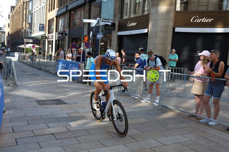 Triathlet auf der Radstrecke am Jungfernstieg in Hamburg