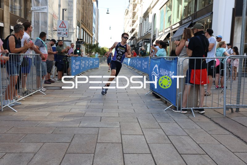 Triathlet in der Laufstrecke am Jungfernstieg Hamburg