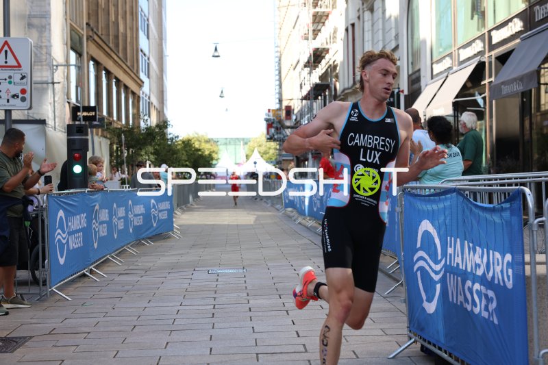 Triathlet in der Laufstrecke am Jungfernstieg