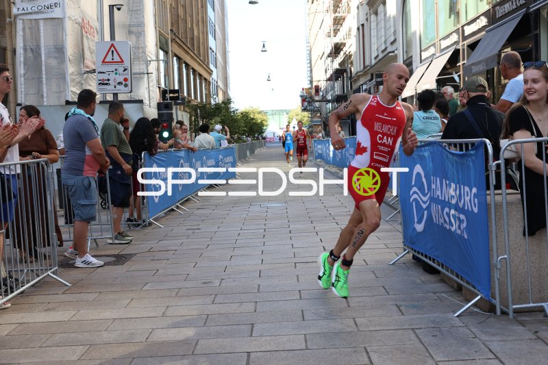 Triathletin im Laufsegment am Jungfernstieg Hamburg