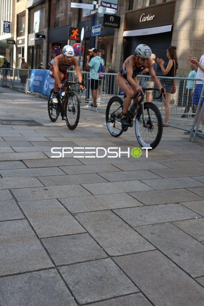 Triathleten auf der Radstrecke am Jungfernstieg in Hamburg