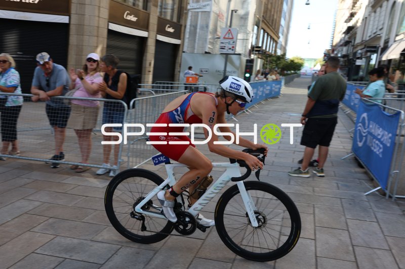 Startnummer 826 auf der Radstrecke beim Triathlon am Jungfernstieg