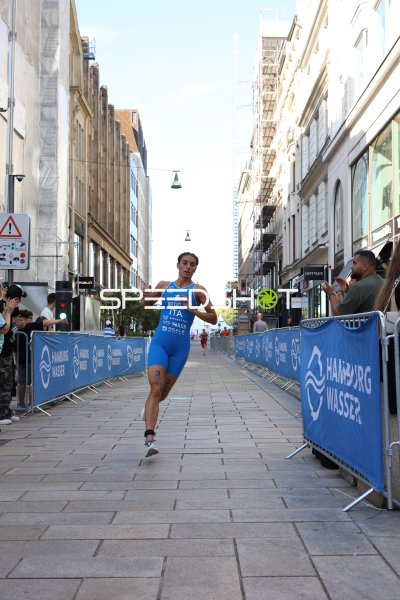 Startnummer 43 im Zielspurt beim Hamburg Wasser Triathlon