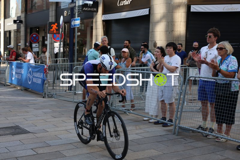 Triathlet auf der Radstrecke am Jungfernstieg in Hamburg