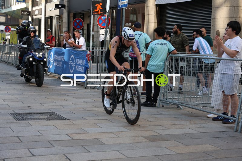 Radrennfahrer beim Triathlon am Jungfernstieg in Hamburg