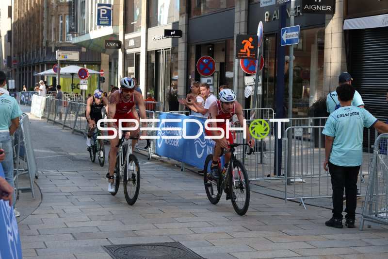 Triathleten auf der Radstrecke am Jungfernstieg in Hamburg