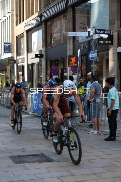 Triathleten auf der Radstrecke am Jungfernstieg in Hamburg