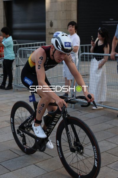 Startnummer 20 auf der Radstrecke beim Triathlon Hamburg