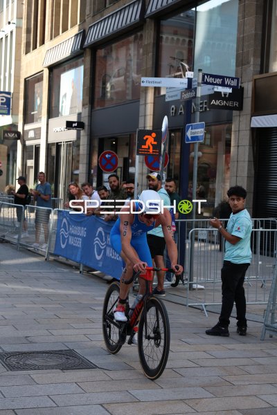 Triathlet in der Radstrecke am Jungfernstieg, Hamburg