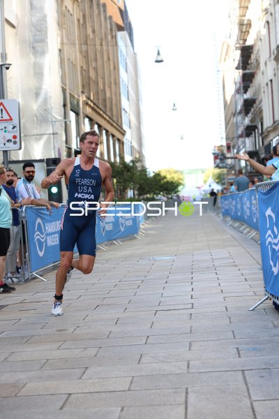 Startnummer 55 im Laufabschnitt des Triathlons am Jungfernstieg
