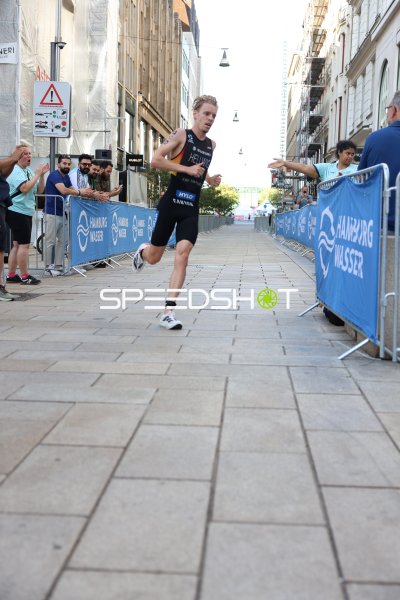 Startnummer 20 in der Laufstrecke beim Hamburg Wasser Triathlon