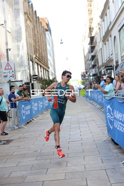 Triathlet beim Laufen am Jungfernstieg in Hamburg