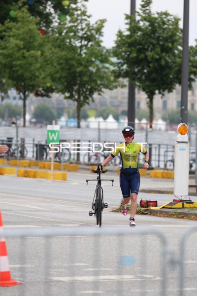 Triathlet in der Radstrecke am Jungfernstieg Hamburg