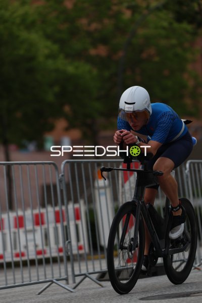 Jens Wulf (11057) in der Radstrecke des Triathlons Hamburg