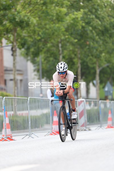 Triathlet in der Radstrecke am Jungfernstieg Hamburg