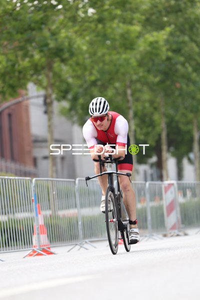 Triathlet in aerodynamischer Position auf der Radstrecke am Jungfernstieg