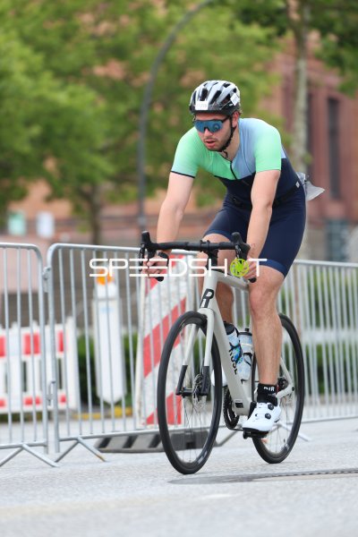 Triathlet in der Radstrecke am Jungfernstieg