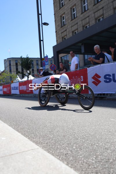 Handbike-Athlet beim Triathlon am Jungfernstieg Hamburg