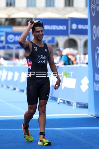 Ein Athlet überquert die Ziellinie beim Triathlon an der Binnenalster