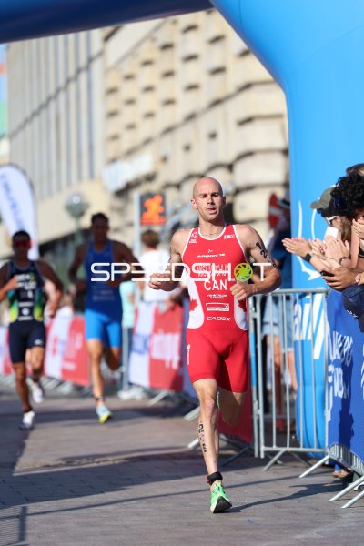 Ein Athlet beim Triathlon am Jungfernstieg in Hamburg