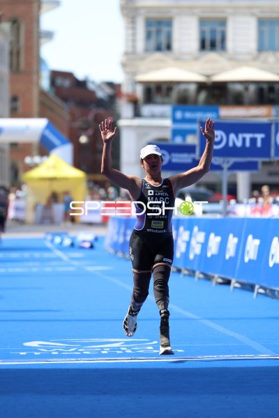 Triathletin MARC FRA überquert Zielline am Jungfernstieg