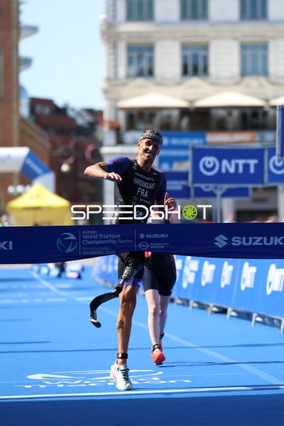 Alexis Hanquinquant (424) im Zieleinlauf beim Suzuki World Triathlon Championship Series Hamburg