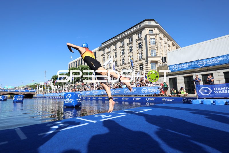Triathlet beim Schwimmen in der Binnenalster, Hamburg