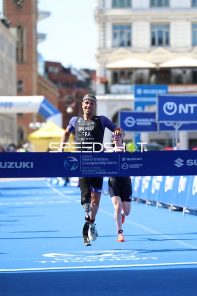 Alexis Hanquinquant (424) beim Zieleinlauf der Suzuki World Triathlon Championship Series Hamburg