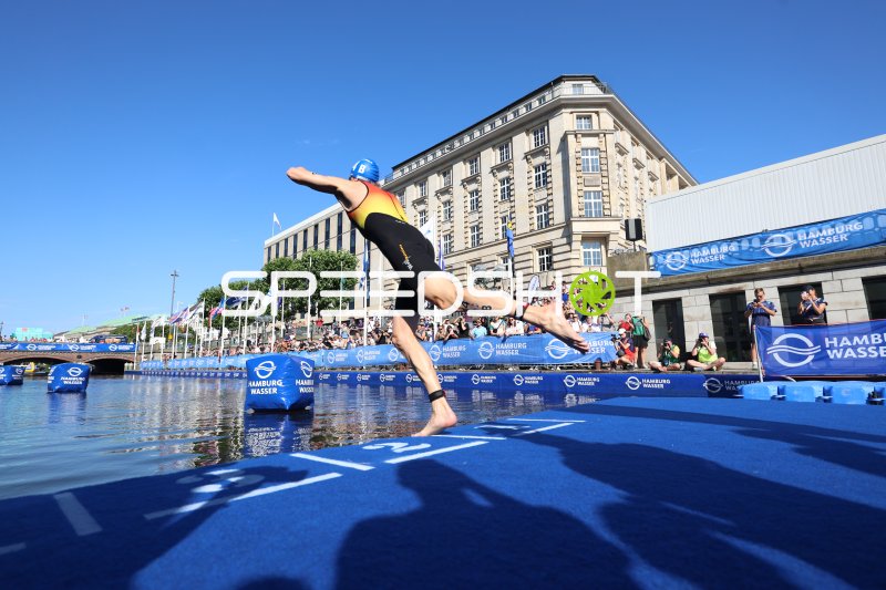 Triathlet beim Sprung ins Wasser an der Binnenalster