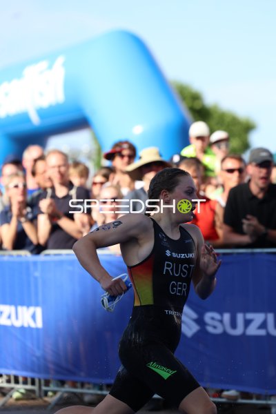Triathletin in der Laufstrecke am Jungfernstieg