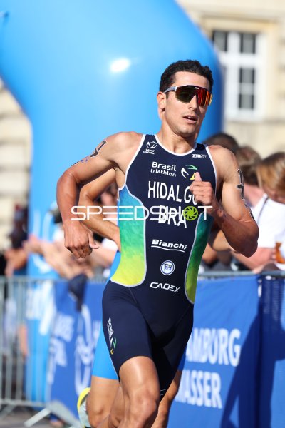 Triathlet aus Brasilien beim Laufen am Jungfernstieg